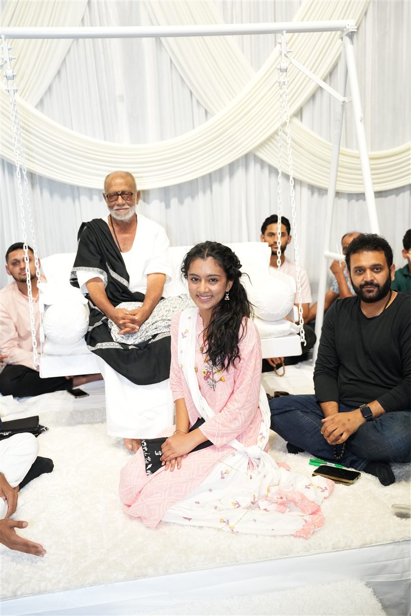 Neti with her guru Morari Bapu